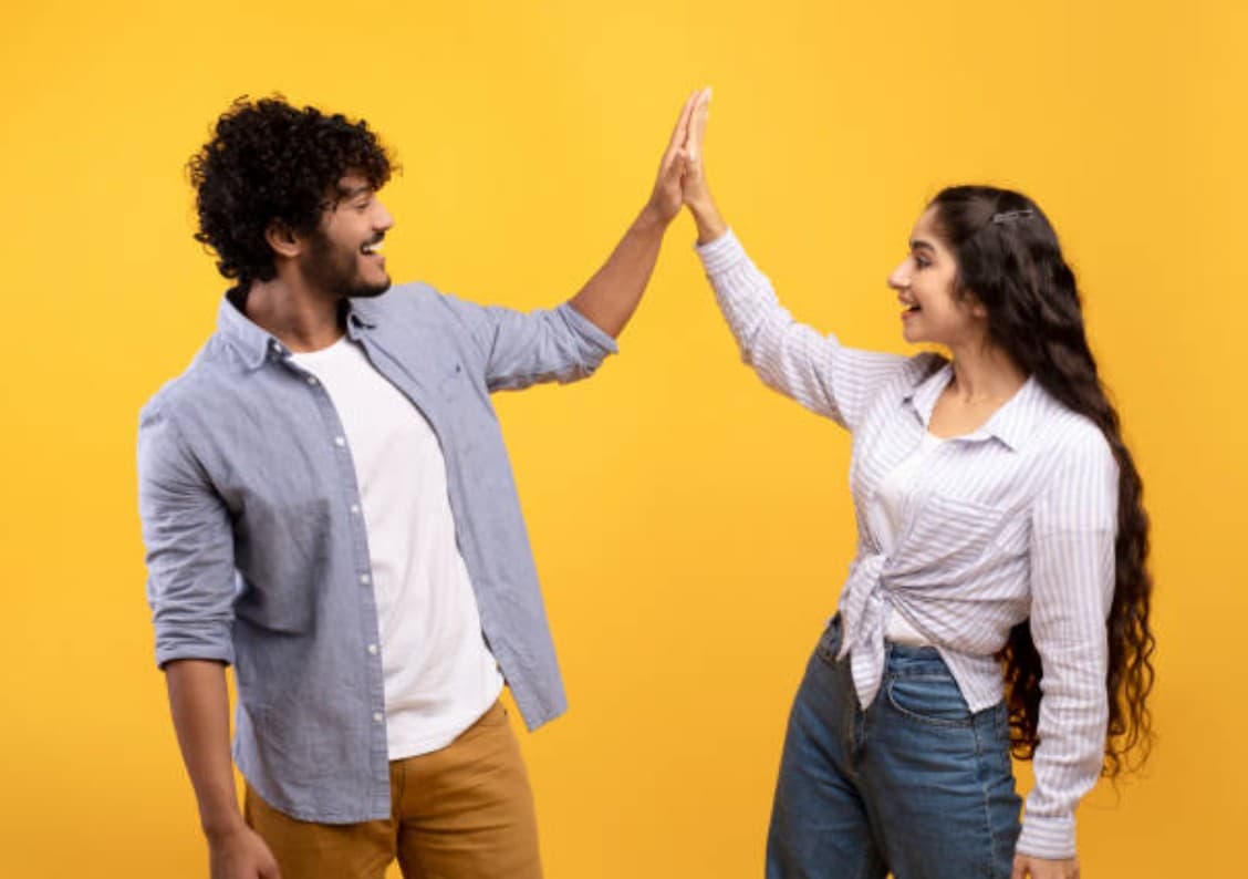 Deux personnes qui se tapent dans la main pour célébrer une réussite